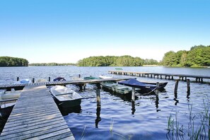 A wooden dock with several boats moored at the end. - Ferienhaus Seeidyll am Dummer See, Dummer (Dümmer)