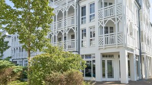 A multi-story building with a white exterior and multiple balconies. - Ferienwohnungen im Seepark Sellin (Sellin)