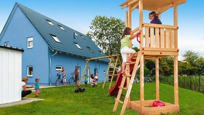 A playground with a wooden climbing structure and a slide. - Doppelhaushalfte in Seehausen am Oberuckersee (Oberuckersee)