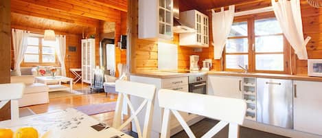 Bungalow | Eget kjøkken | Høy barnestol