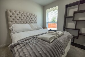 6 bedrooms, desk, iron/ironing board, WiFi