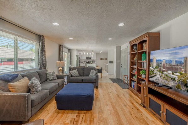 Smart TV, chimenea, libros y impresora 