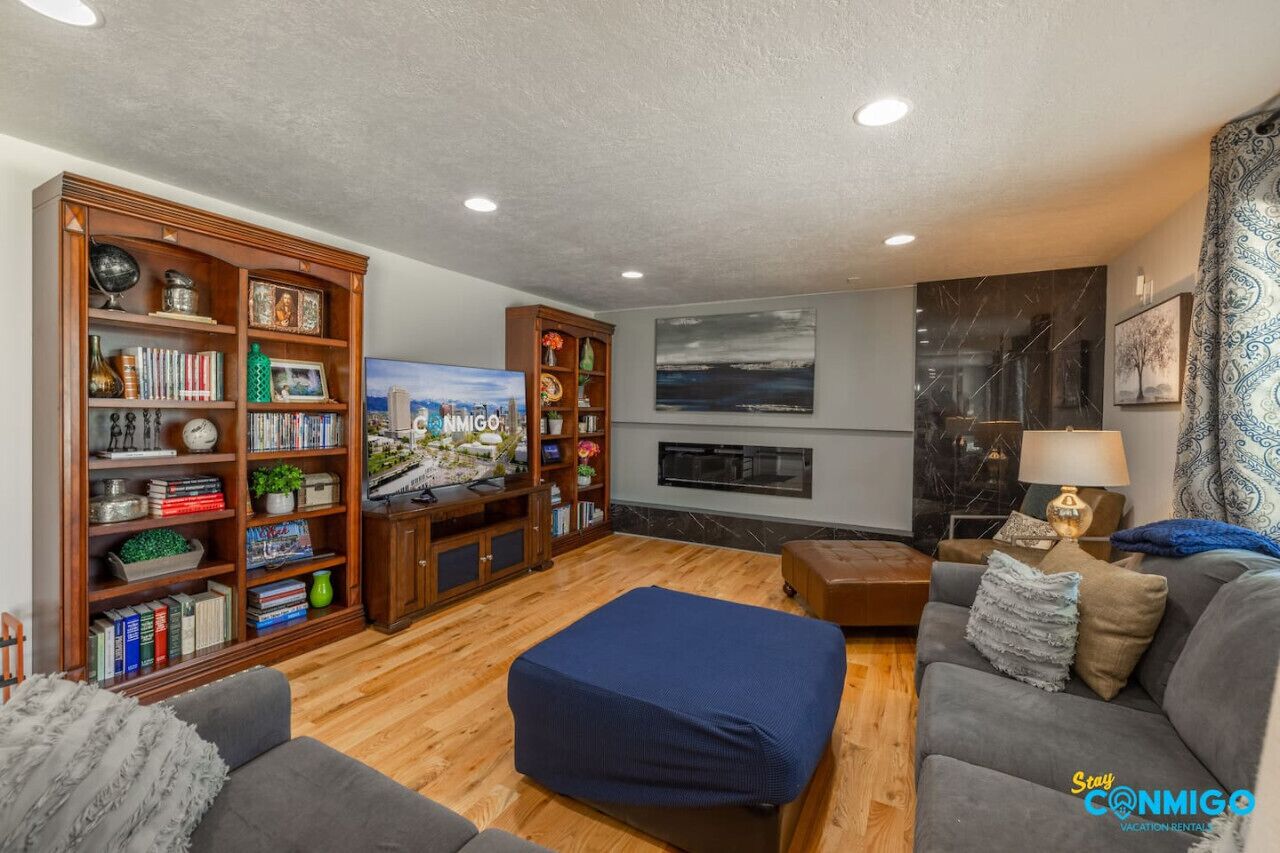 Smart TV, chimenea, libros y impresora 