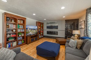 Smart TV, chimenea, libros y impresora 