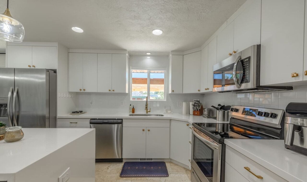 Refrigerador, microondas, horno y parrilla de estufa 