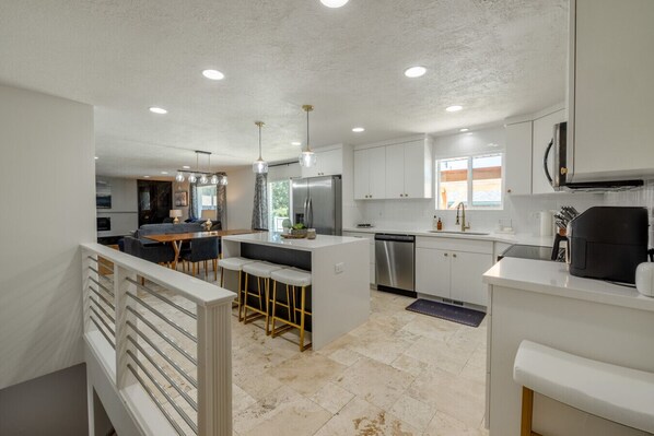 Réfrigérateur, micro-ondes, four, plaque de cuisson