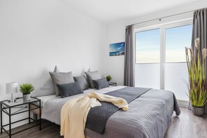 2 dormitorios, tabla de planchar con plancha, cuna de viaje