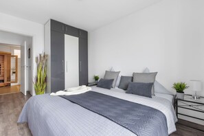 2 bedrooms, iron/ironing board, travel crib, free WiFi - Kai 42 - Waterfront location, infrared sauna, whirlpool tub, washing machine (Olpenitz)