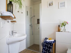 House | Bathroom | Towels - Luxushaus Boddenkuste mit Sauna (Fuhlendorf)
