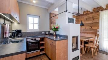 Huis | Privékeuken | Een waterkoker, een broodrooster, een kinderstoel