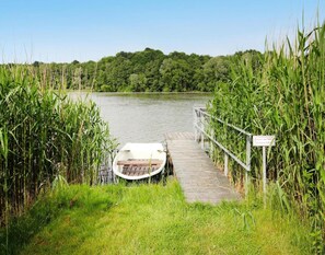 A boat docked at a wooden pier with a sign indicating a protected area. - Ferienwohnung Alte Schmiede, Zemitz (Zemitz)
