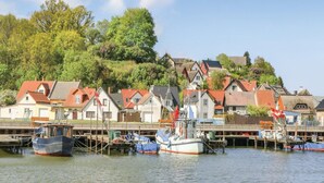 Een pittoresk dorp aan het water, met traditionele huizen en boten afgemeerd bij de steiger.