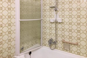 A bathroom with a shower, a window, and a towel rack. - Apartment, Cuxhaven (Cuxhaven)