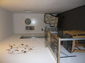 A room with a bunk bed, a clock on the wall, and a small shelf with decorative items. - Apartment, Cuxhaven (Cuxhaven)