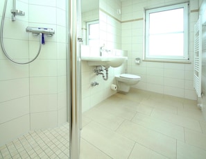 Bathroom - Apartment in Plau am See mit Terrasse (Plau am See)