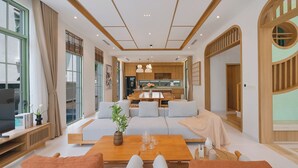 ヴィラ 4 ベッドルーム プライベートプール | リビング エリア | 54 インチのLED テレビ (ケーブル放送視聴可)