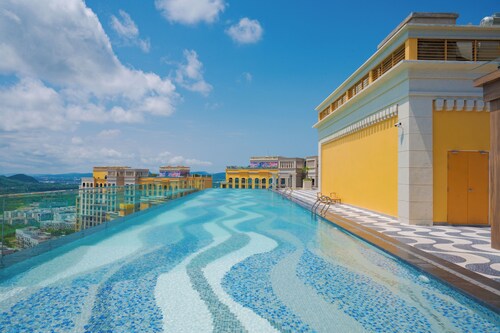  La isla Apartments & Villas – Sea View & Fireworks Phu Quoc