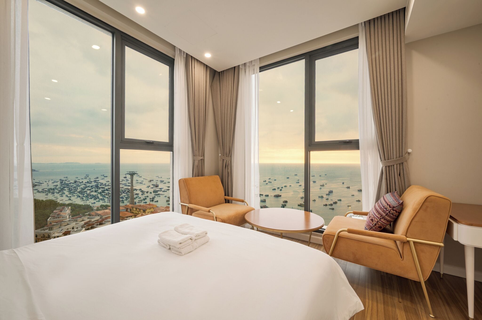 Muebles diferentes, escritorio y espacio para trabajar con laptop 