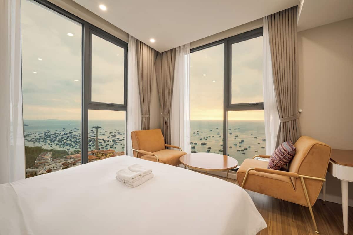 Muebles diferentes, escritorio y espacio para trabajar con laptop