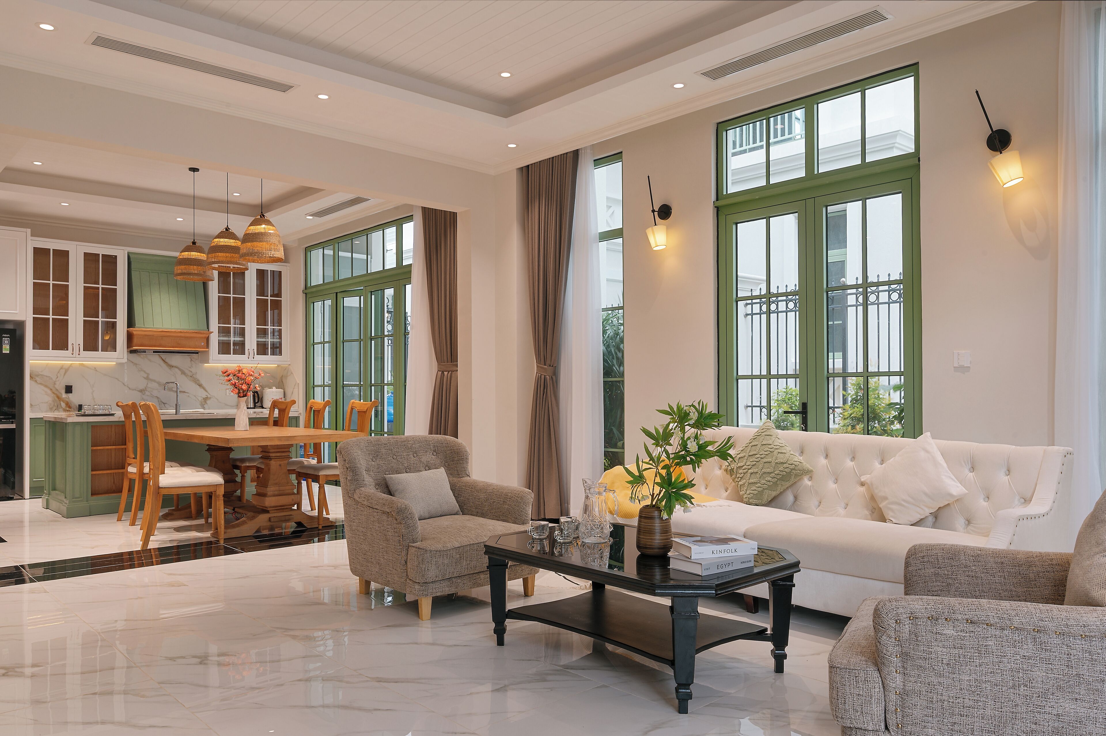 Refrigerador, microondas, placa de cocina, arrocera