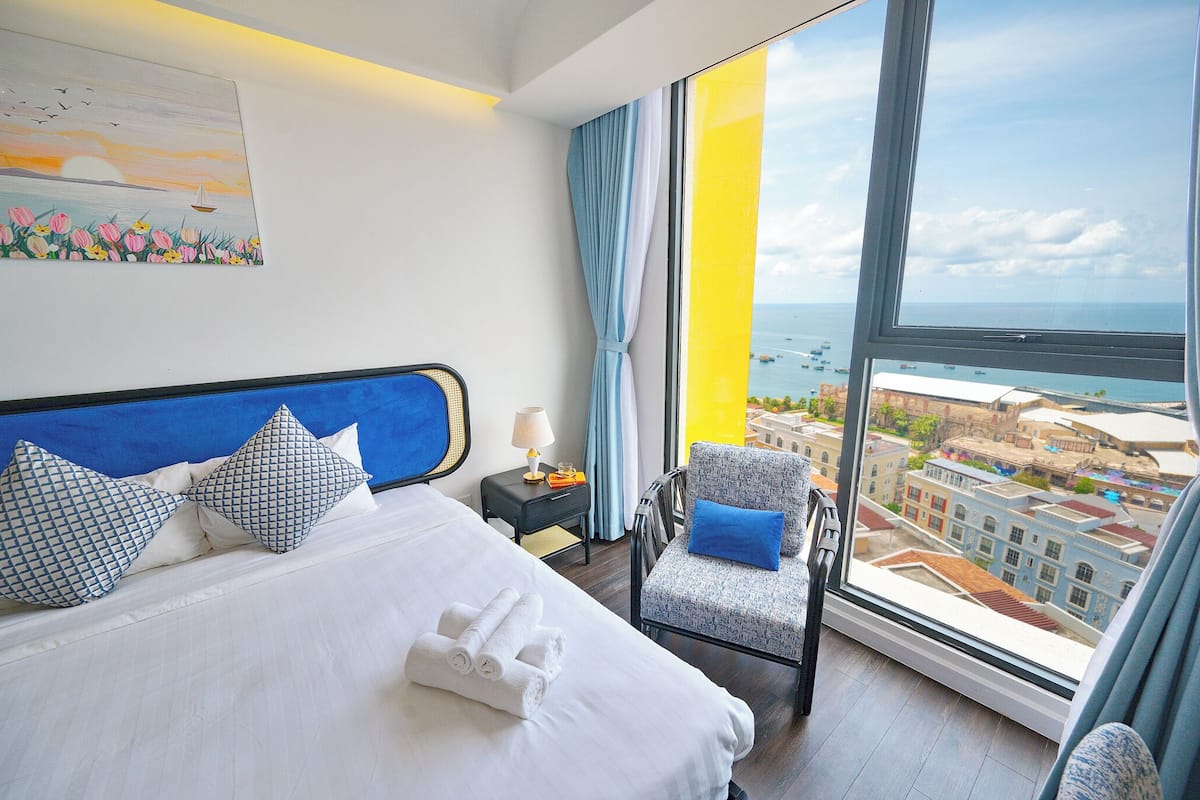 Departamento Deluxe, 3 habitaciones, vista al océano | 3 habitaciones, muebles diferentes y escritorio
