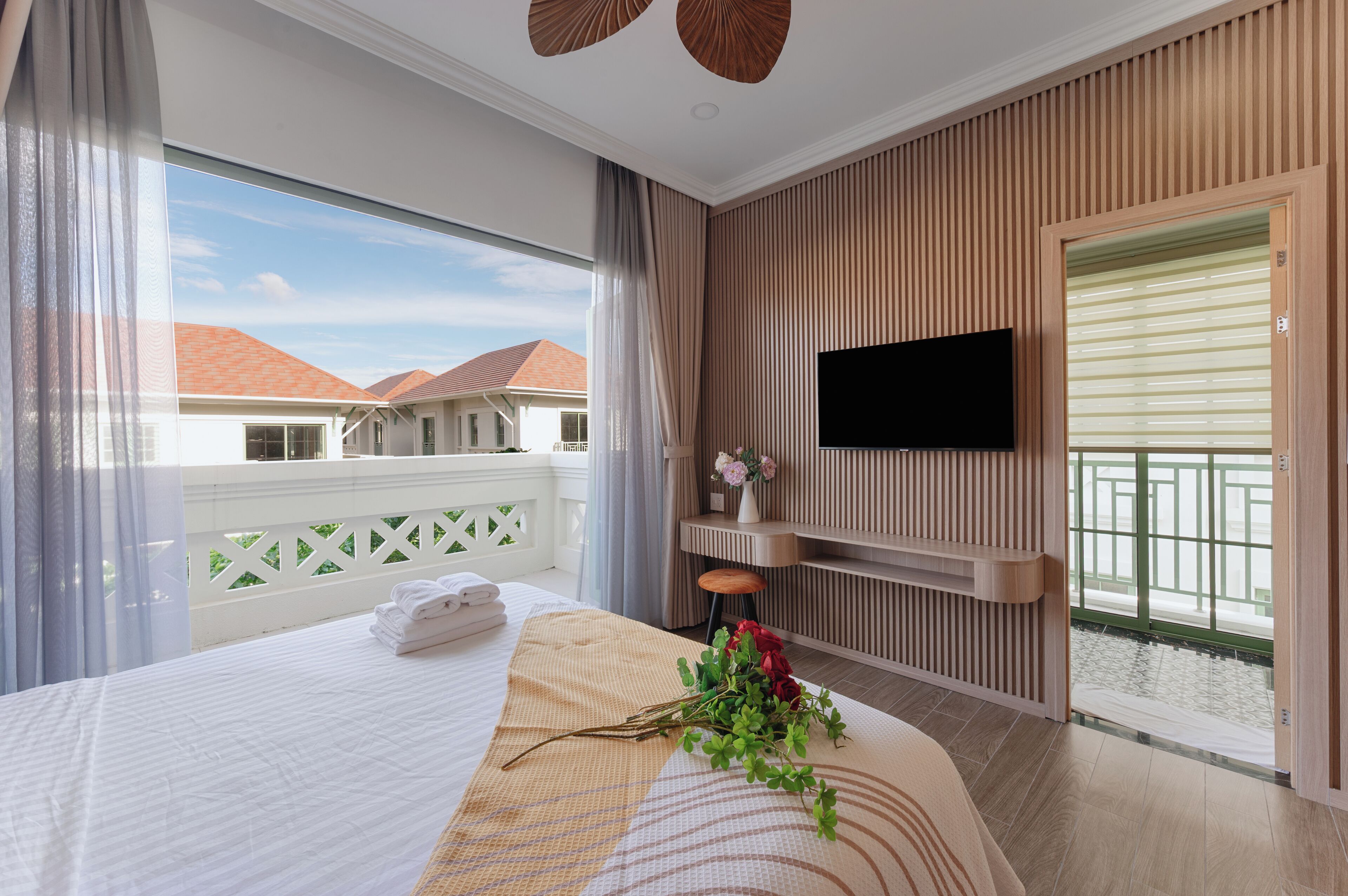 Villa classique, 4 chambres, salle de bain attenante, vue sur la ville | Ameublement unique, bureau, espace de travail pour ordinateurs portables