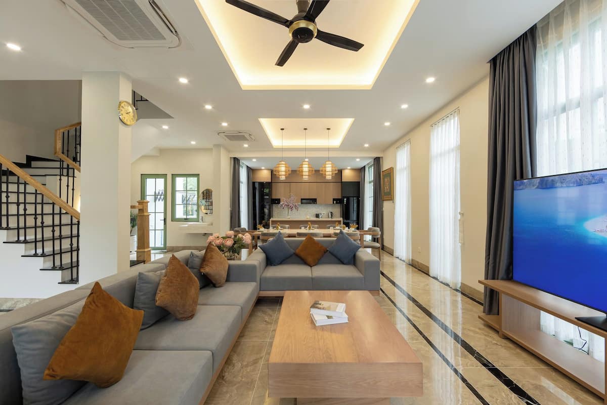 Deluxe Villa, 4 Bedrooms, City View | Living area