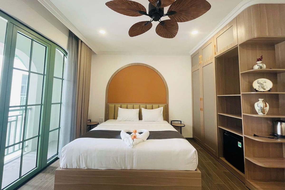 Classic Villa, 4 Bedrooms, Ensuite, City View | 3 bedrooms, individually decorated, individually furnished, desk