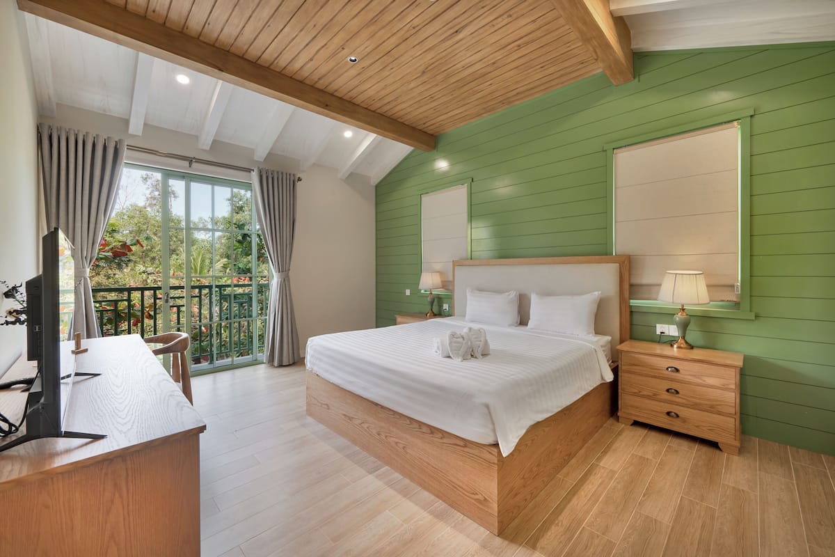 Villa de lujo, 5 habitaciones, alberca privada, vista a la ciudad | 3 habitaciones, muebles diferentes y escritorio