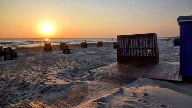 A beach with wooden structures and a wooden walkway. - Blockhaus in Trassenheide (Trassenheide)