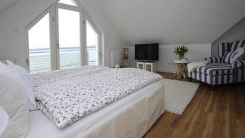 Căn hộ | 3 phòng ngủ, trang bị nội thất với thiết kế riêng biệt