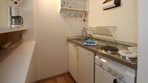 Μια μικρή κουζίνα με πλυντήριο πιάτων, κουζίνα και στεγνωτήρα.