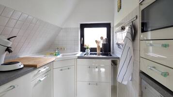 House | Dapur peribadi | Cerek elektrik, pembakar roti, kerusi tinggi