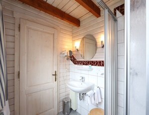 Apartment | Bathroom - Apartment in Lissendorf Near Eifel Trails (Lissendorf)