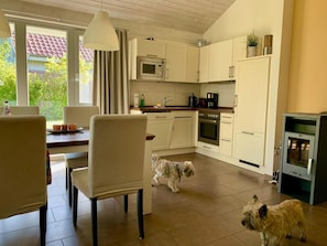 House | Private kitchen | Electric kettle, toaster, high chair - Ferienhaus Muritzzeit in Robel an der Muritz (Röbel/Müritz)