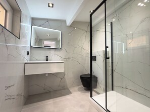 Shower, towels, soap, toilet paper - Luxueux Haut de Villa 4 Pers à 30m de la Plage (Sainte-Maxime)