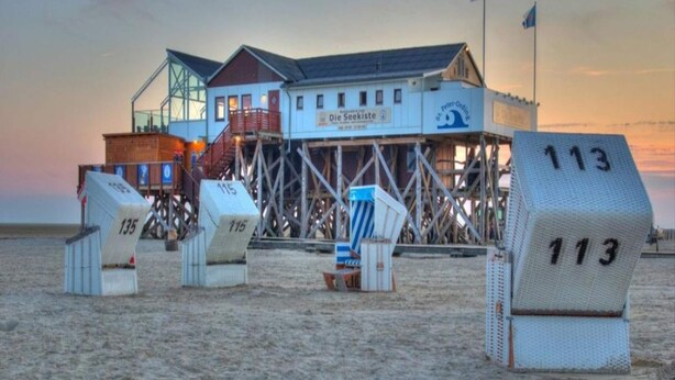 Ein Gebäude am Strand mit einem Schild, auf dem "Peter-Ordeus" und "Die Sekretiste" steht.