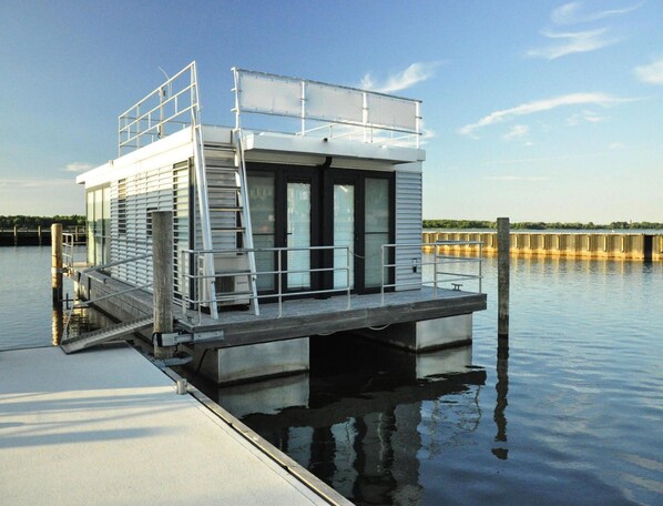A floating structure with a dock, a ladder, and a railing. - Hausboot Floating House Leni in Ribnitz-damgarten (Ribnitz-Damgarten)