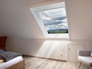 Căn hộ | 2 phòng ngủ, trang bị nội thất với thiết kế riêng biệt