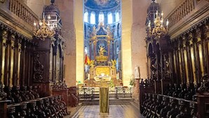 An ornate church interior with a central altar, rows of pews, and detailed woodwork. - Appartementhaus Seeperle, Sommersdorf (Sommersdorf)