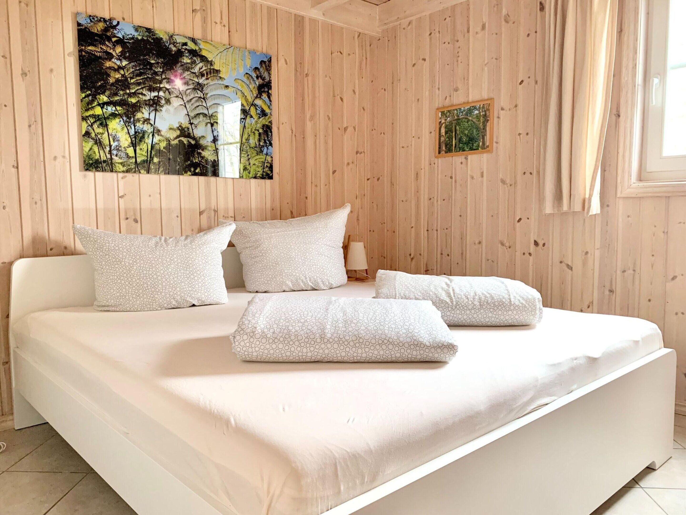 House | 4 bedrooms, individually furnished, iron/ironing board, bed sheets