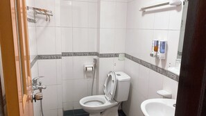 淋浴设施、毛巾、肥皂、洗发水