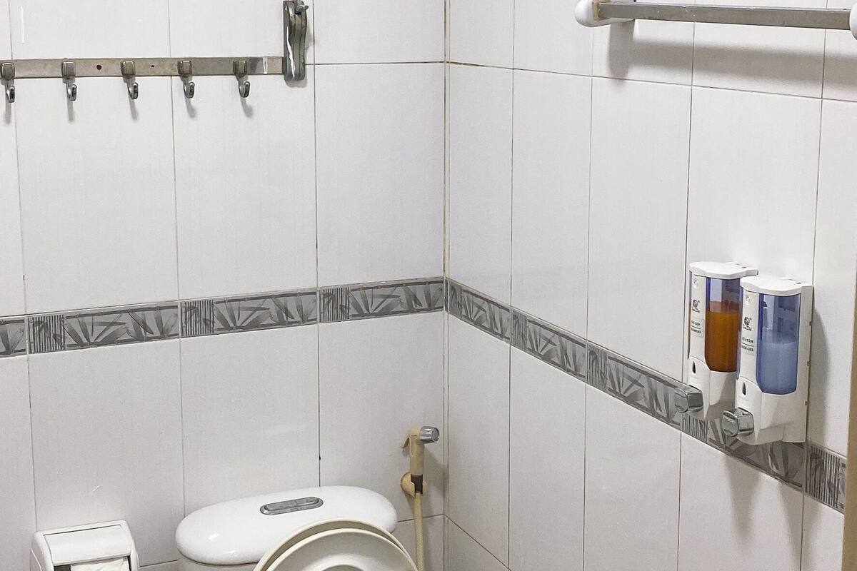 Quarto casal econômico | Escrivaninha, espaço de trabalho para notebook, Wi-Fi de cortesia