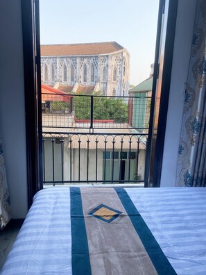 Chambre Triple Deluxe, vue ville | Terrasse/Patio