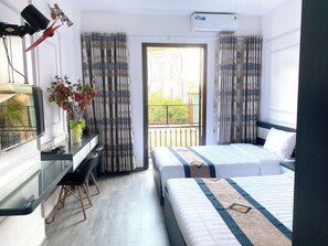 Deluxe Triple Room, City View | Desk, laptop workspace, free WiFi - Especens Hotel (Hanoi)