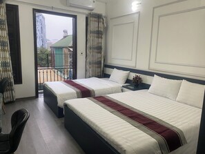 Chambre Triple Deluxe, vue ville | Bureau, espace de travail pour ordinateur portable, Wi-Fi gratuit