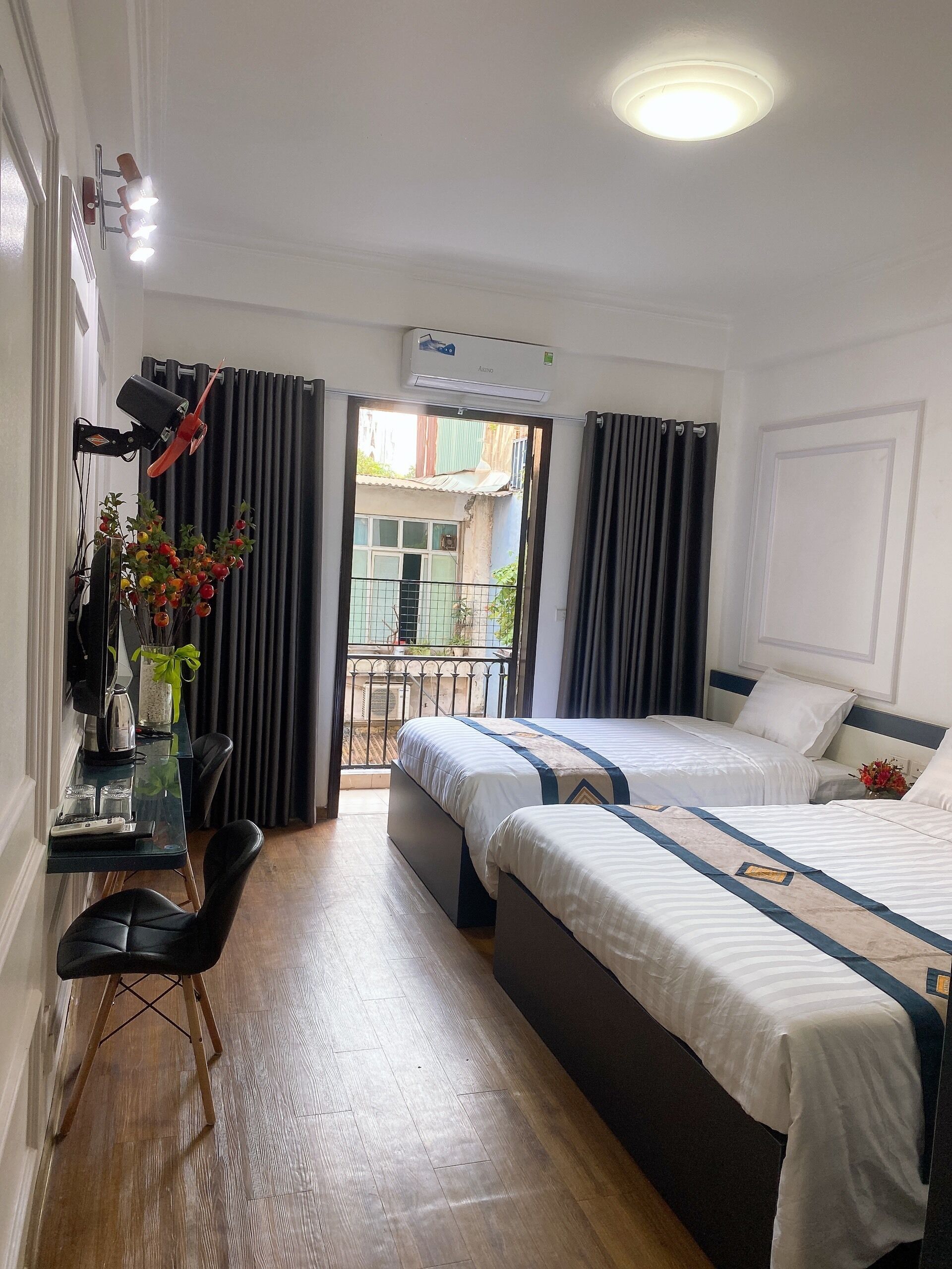 Deluxe-Dreibettzimmer, Stadtblick | Schreibtisch, laptopgeeigneter Arbeitsplatz, kostenloses WLAN