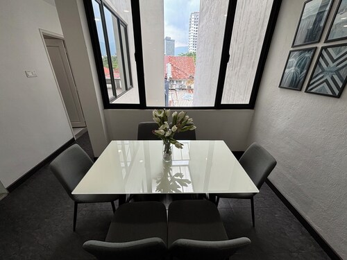 Spacious 4BR Home In The Heart Of Georgetown