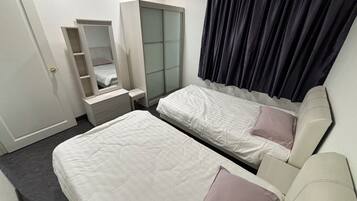 4 bedrooms, iron/ironing board, WiFi, bed sheets