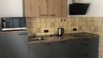 Een microgolfoven, een vaatwasser